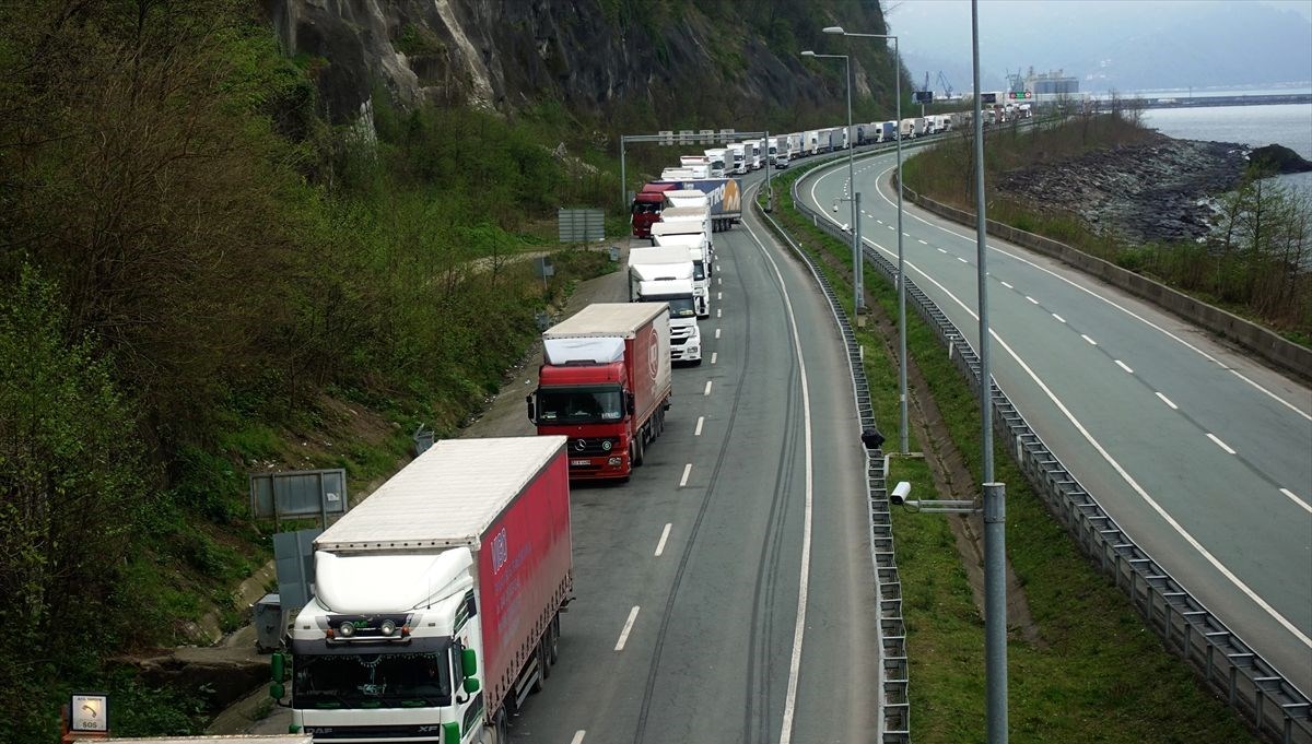 Sarp Sınır Kapısı'nda yoğun TIR kuyruğu oluştu