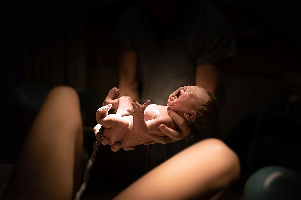 Hamile olduğunu bilmeyen kadın uçak tuvaletinde doğurdu: Mide ağrısı sandı - 6