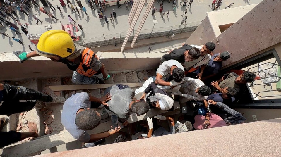 İsrail Nasır Hastanesi'ni vurdu! 5'i gazeteci 20 kişi hayatını kaybetti - 2