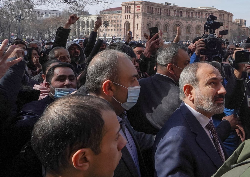 Ermenistan'da darbe girişimi: Paşinyan destekçileri ve karşıtları meydanlara çıktı - 11
