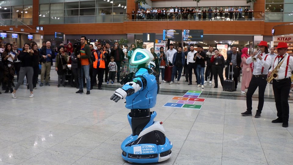 İstanbul'da havalimanında yolculara 5 dil bilen robot yardım edecek - 1