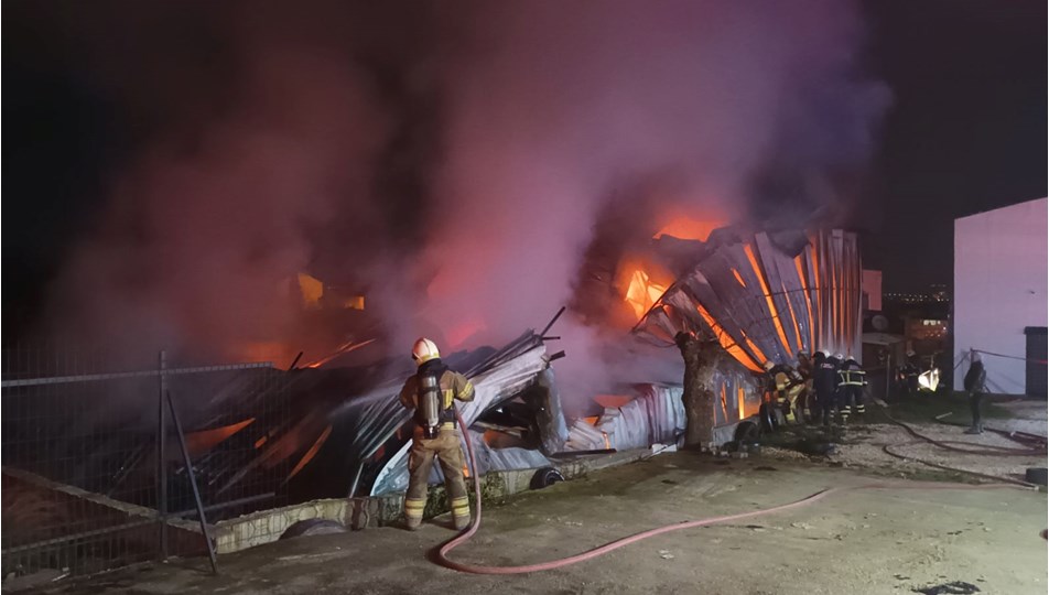 Bursa'da yangın: Fabrika demir yığınına dönüştü