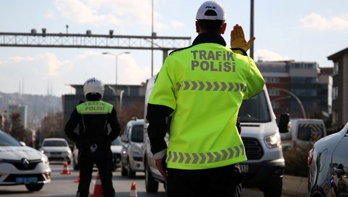 Asker konvoyunda trafiği tehlikeye atan sürücülere para cezası