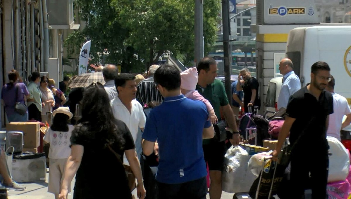 İranlılar otogarlara koştu