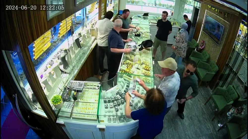 Kuyumcudan kaşla göz arasında 1 kilo altın çaldı - 2