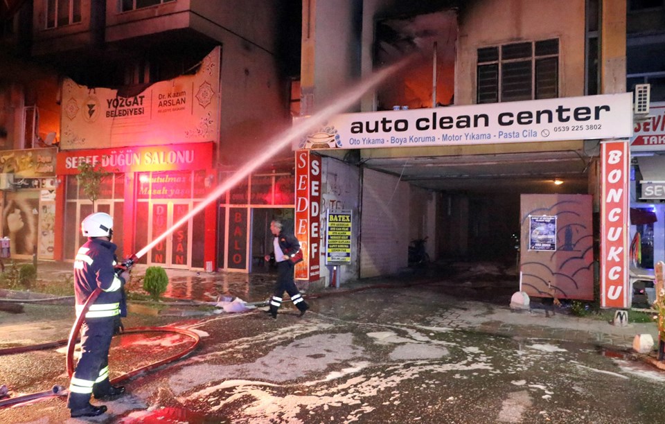 Yozgat'ta iş merkezinde yangın - 1