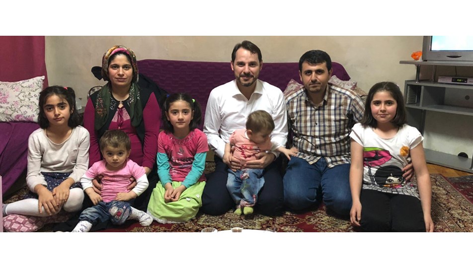 Bakan Albayrak iftarda Kılıç ailesine misafir oldu