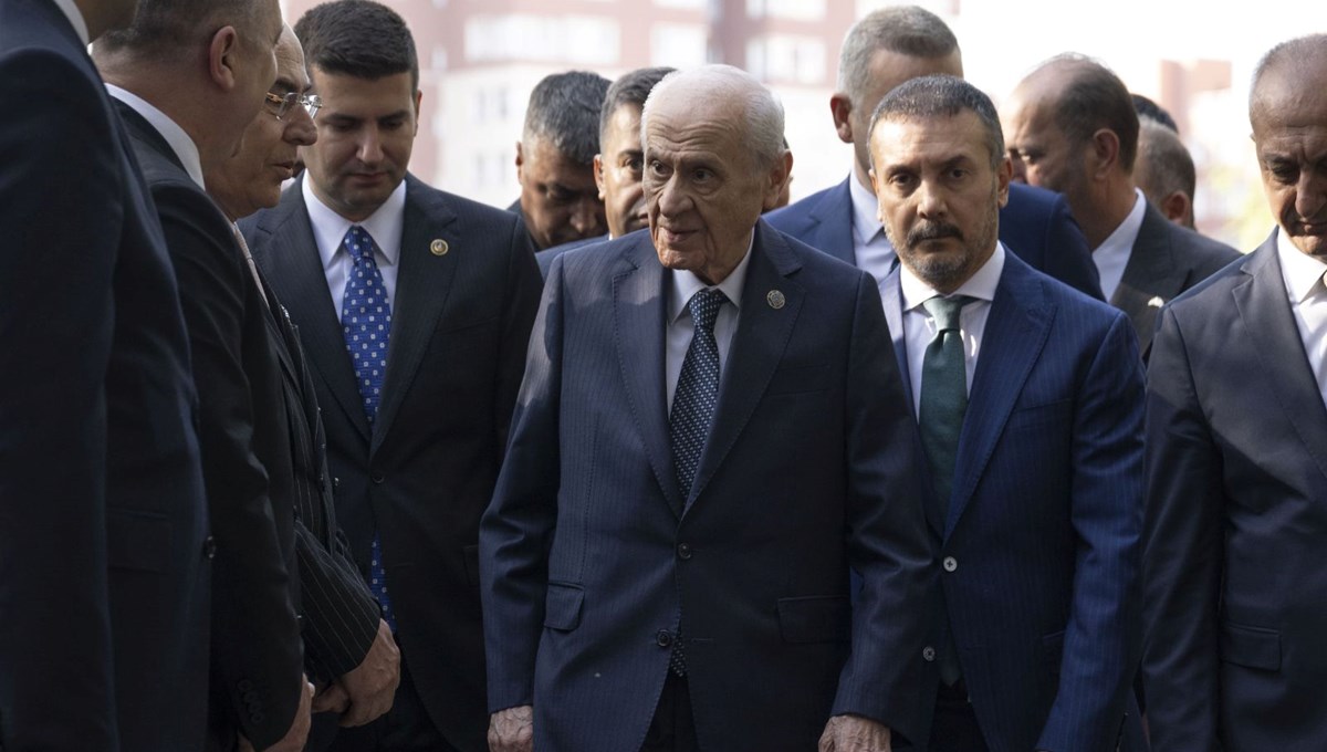 Bahçeli, Türkeş'in kabrini ziyaret ediyor