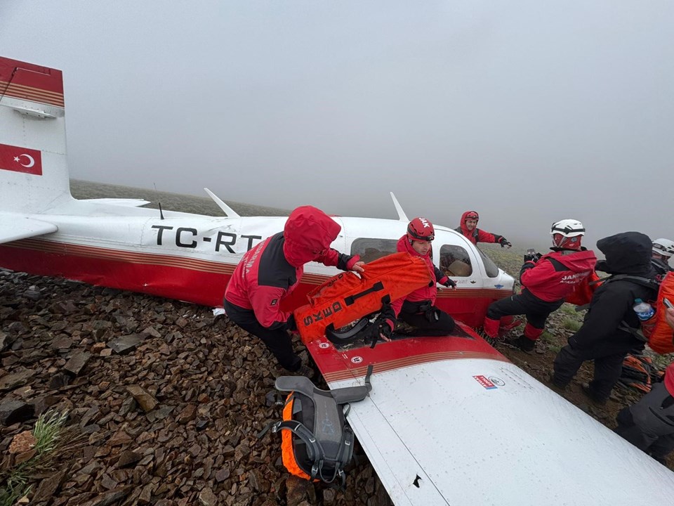 Türk pilotun kullandığı uçak düştü: Pilot öldü, kadın yolcu kurtarıldı - 1