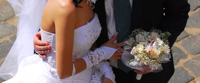 Полная девушка мечтает. Женщине жениться на женщине во сне. Свадебное платье во сне к чему снится. Невеста на кровати. Женщины которые спят с женатыми мужчинами.