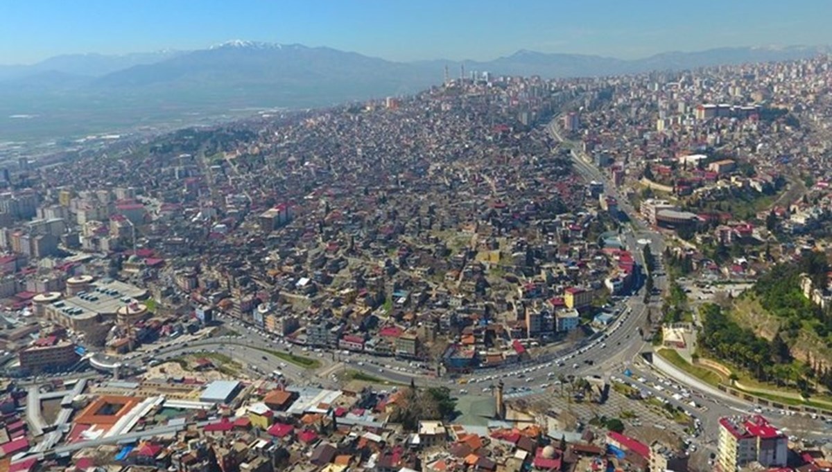 Kahramanmaraş'ta traktör ile otomobilin çarpıştığı kazada 3 kişi yaralandı