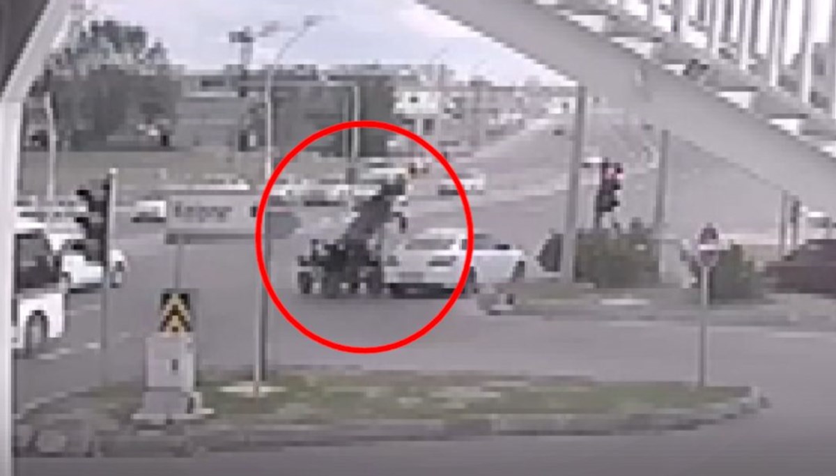 Şaha kalkan at, otomobilin çarpmasından son anda kurtuldu