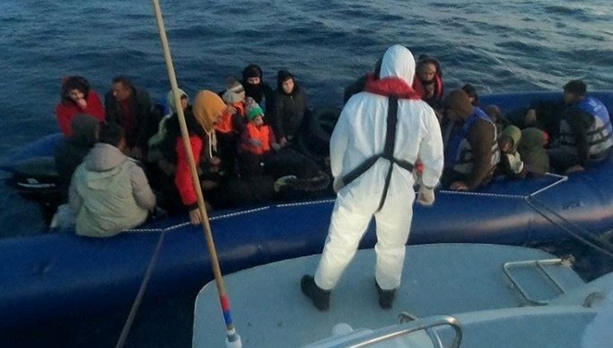 Çanakkale'de 20’si çocuk 42 kaçak göçmen yakalandı Çanakkale'de 20’si çocuk 42 kaçak göçmen yakalandı