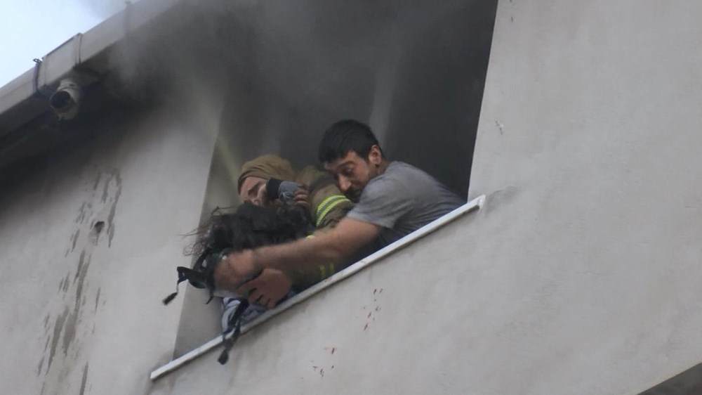 Yangında can pazarı: Pencereye çıkıp nefes almaya çalıştılar - 5