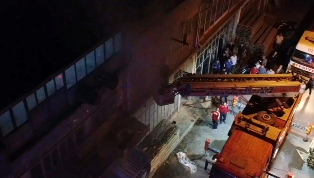 Bursa'da mobilya atölyesinde yangın Bursa'da mobilya atölyesinde yangın