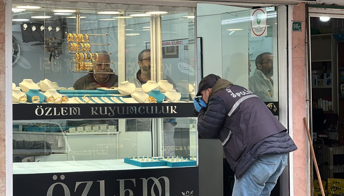 Bursa'da kar maskeli silahlı soygun: 1 dakika içinde 3,5 milyon liralık kuyumcu vurgunu Bursa'da kar maskeli silahlı soygun: 1 dakika içinde 3,5 milyon liralık kuyumcu vurgunu