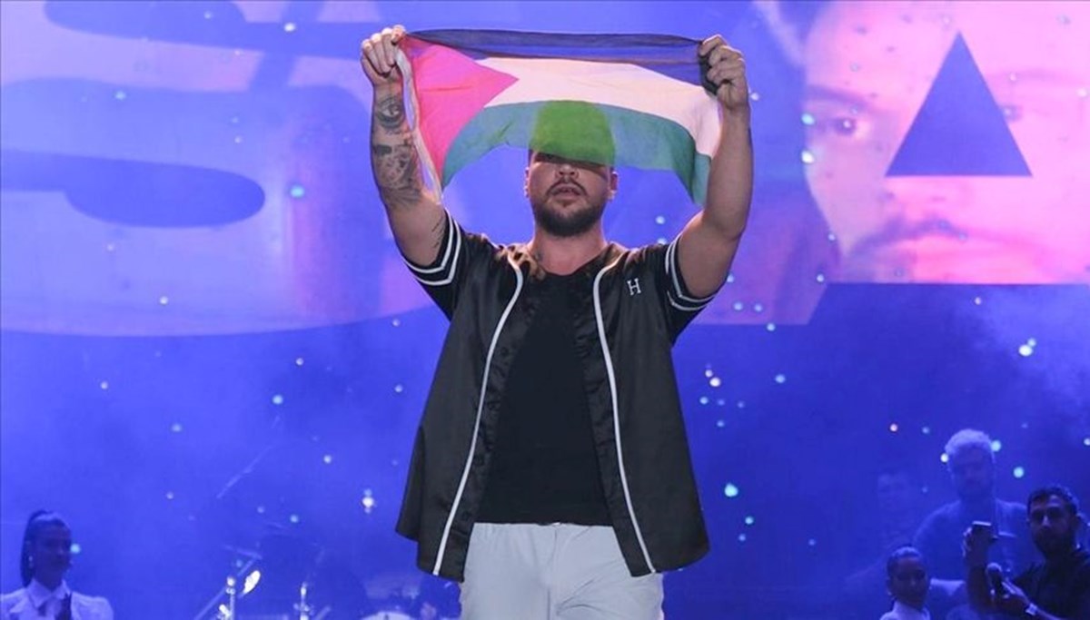 Sinan Akçıl Filistin bayrağı açtı