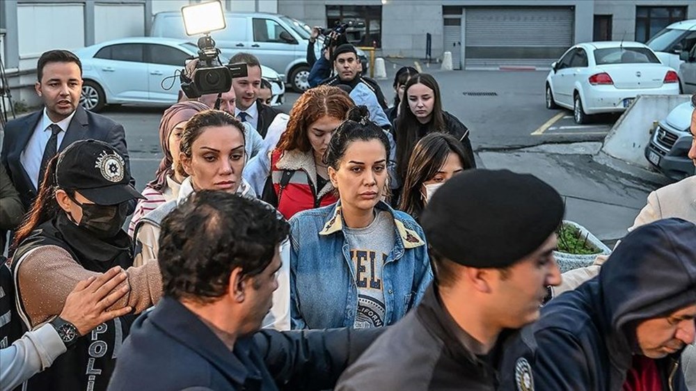 Polat çifti silahlı saldırı davasında hakim karşısında |
Dilan Polat gözyaşlarını tutamadı: “Daltonlar çetesini tanımıyorum” - 14