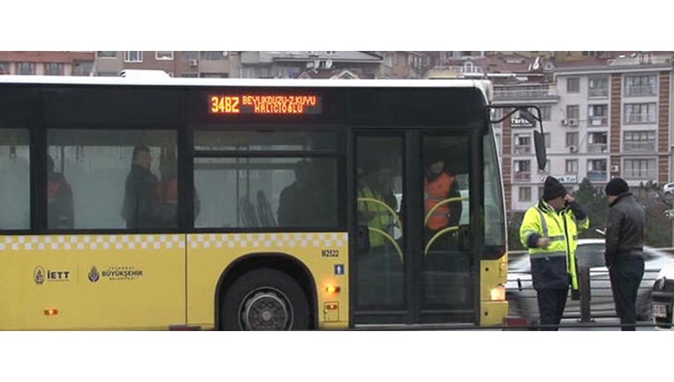 Metrobüste bir yolcu, kalp krizi geçirerek öldü