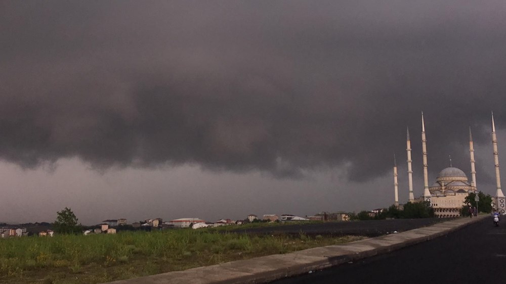 İstanbul'da şiddetli yağış: Yollar göle döndü, boğaza çamurlu su aktı - 14
