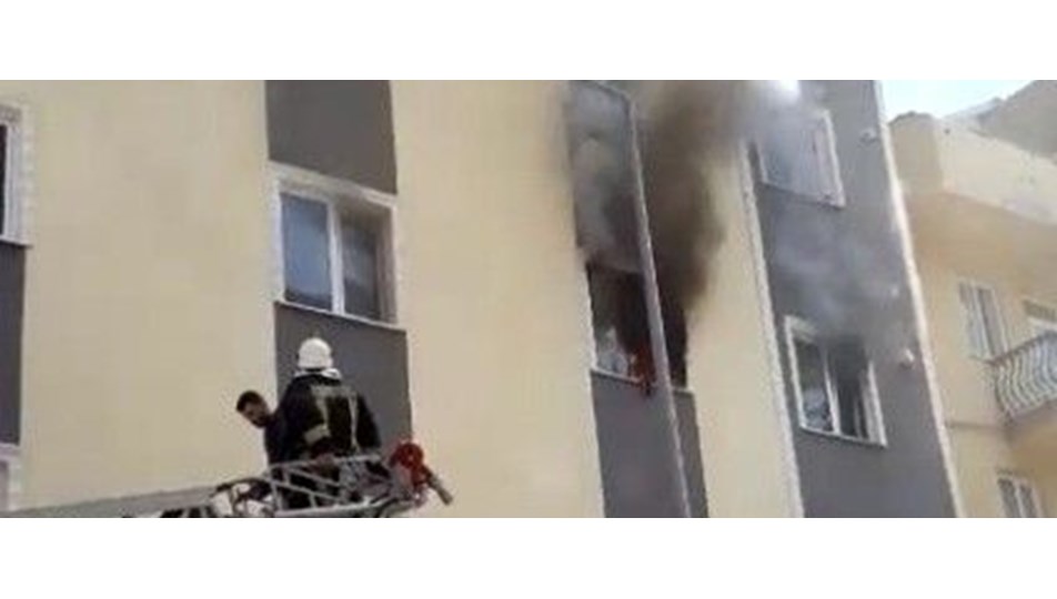 5 katlı öğrenci apartında yangın