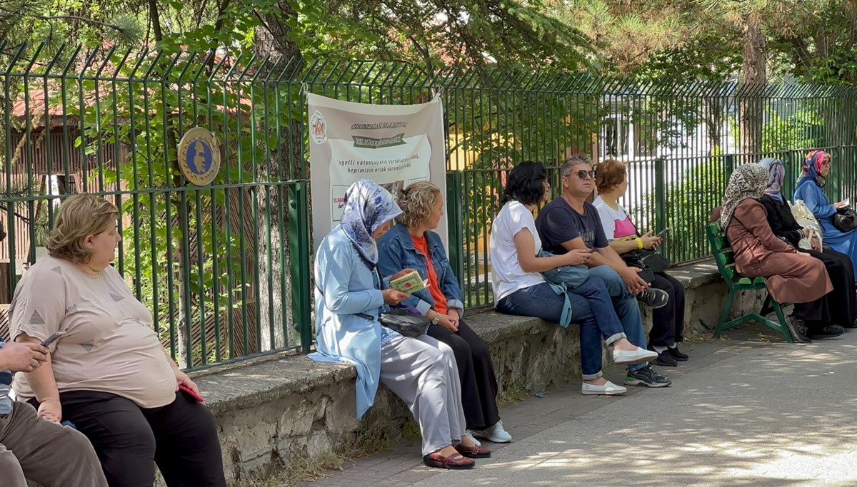 Sınava giren çocuklarını okul kapısında dua ederek beklediler Sınava giren çocuklarını okul kapısında dua ederek beklediler