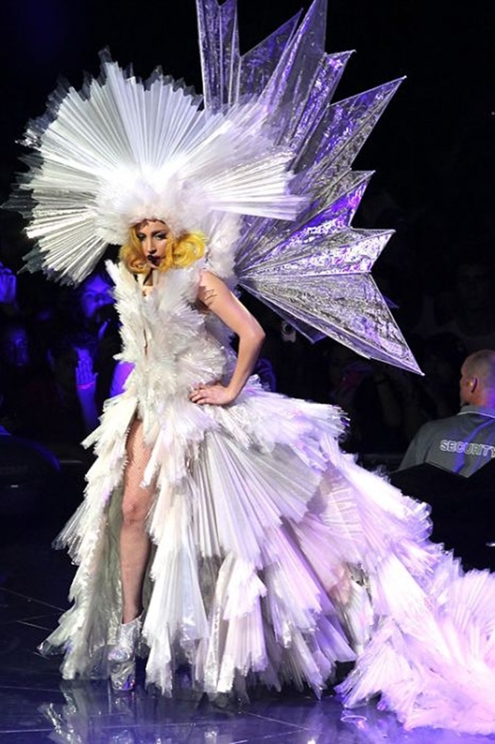 Леди гага костюмы. Леди Гага странные Наряды. Сценические костюмы леди Гага. Странные костюмы леди Гаги.
