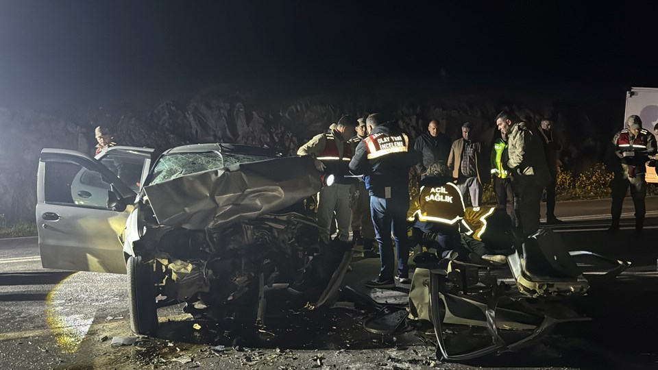 Gaziantep'te iki otomobilin çarpıştığı kazada 2 kişi öldü, 5 kişi yaralandı - 1
