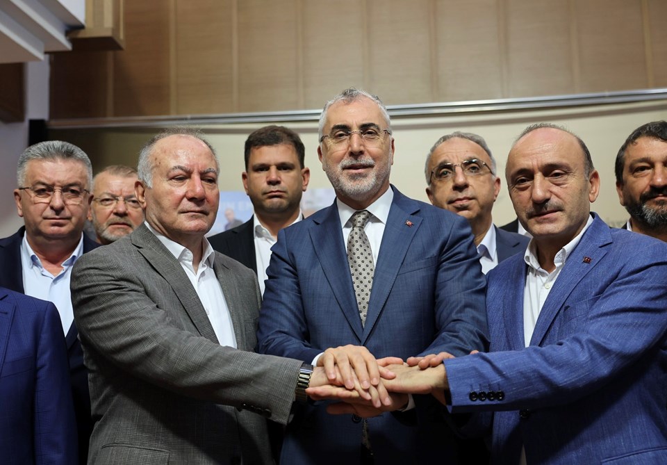 Kamuda zam pazarlığı sonuçlandı 1 Kamuda zam pazarlığı düğümü çözüldü: İmzalar atıldı - 1