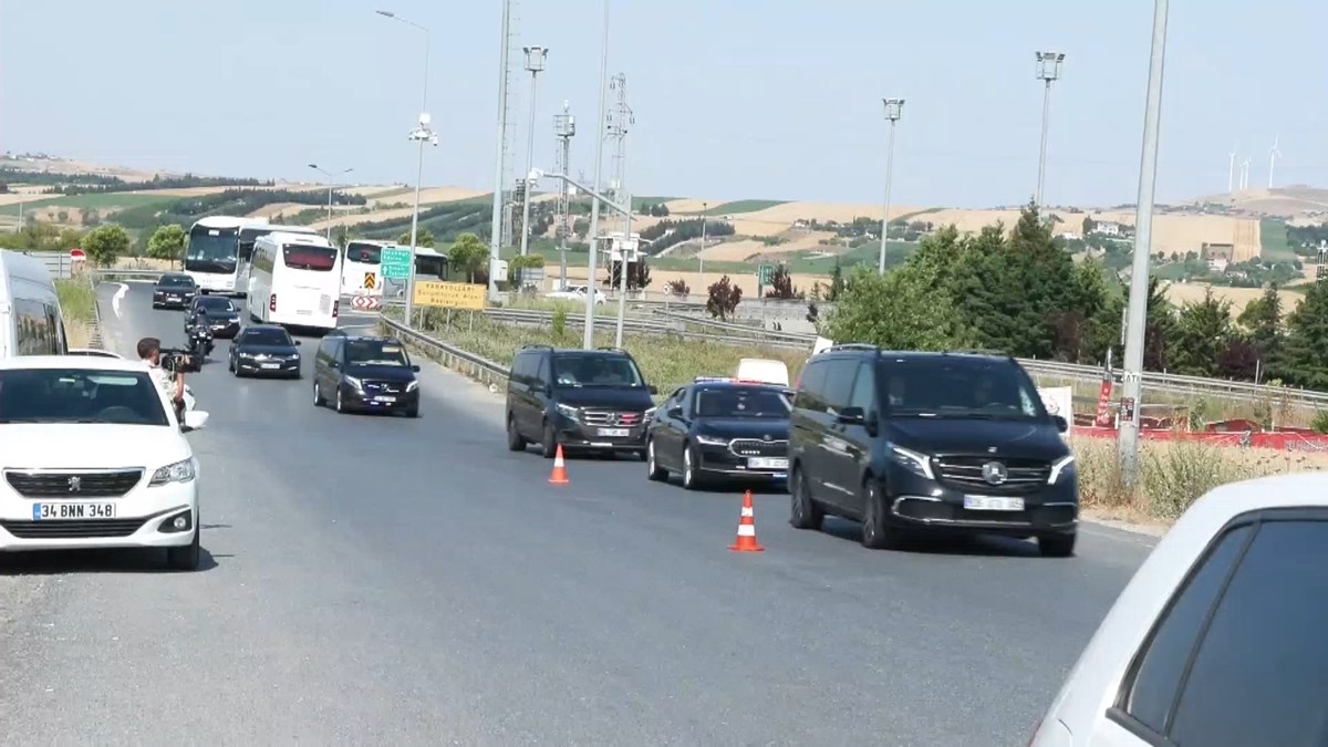 Duruşmada CHP Genel Başkanı Özgür Özel ve partililer de izleyici olarak yer aldı. Duruşmada CHP Genel Başkanı Özgür Özel ve partililer de izleyici olarak yer aldı.