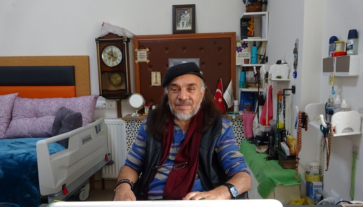 66 yaşındaki yaşlı adam engellerini resim çizerek ve kitap yazarak aşıyor 66 yaşındaki yaşlı adam engellerini resim çizerek ve kitap yazarak aşıyor
