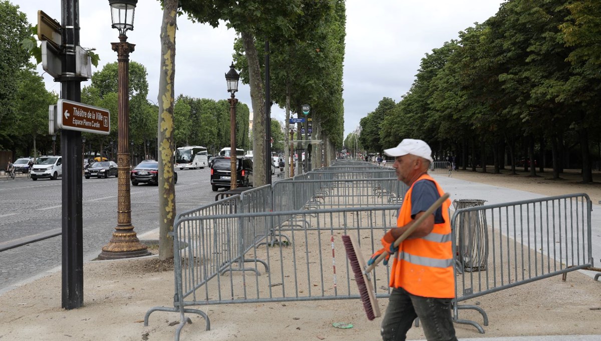 Paris'in merkezinde turist yerine demir bariyer var