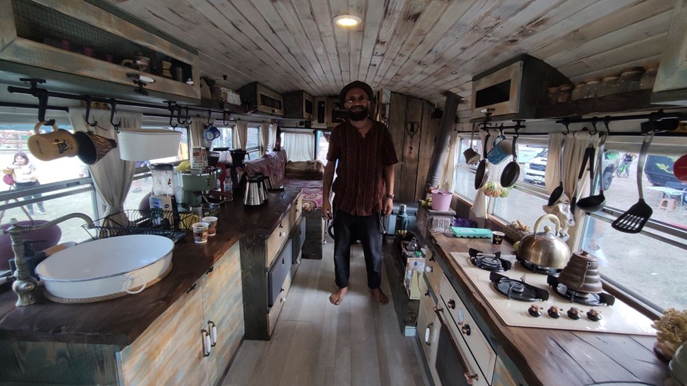 Hem geziyor hem para kazanıyor: Karavanını kahve dükkanı yaptı - 3