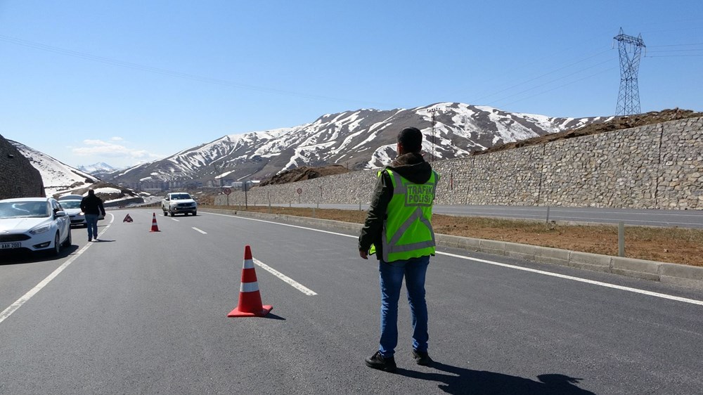 Düşen dev kaya nedeniyle Bitlis-Tatvan karayolu trafiğe kapatıldı - 5