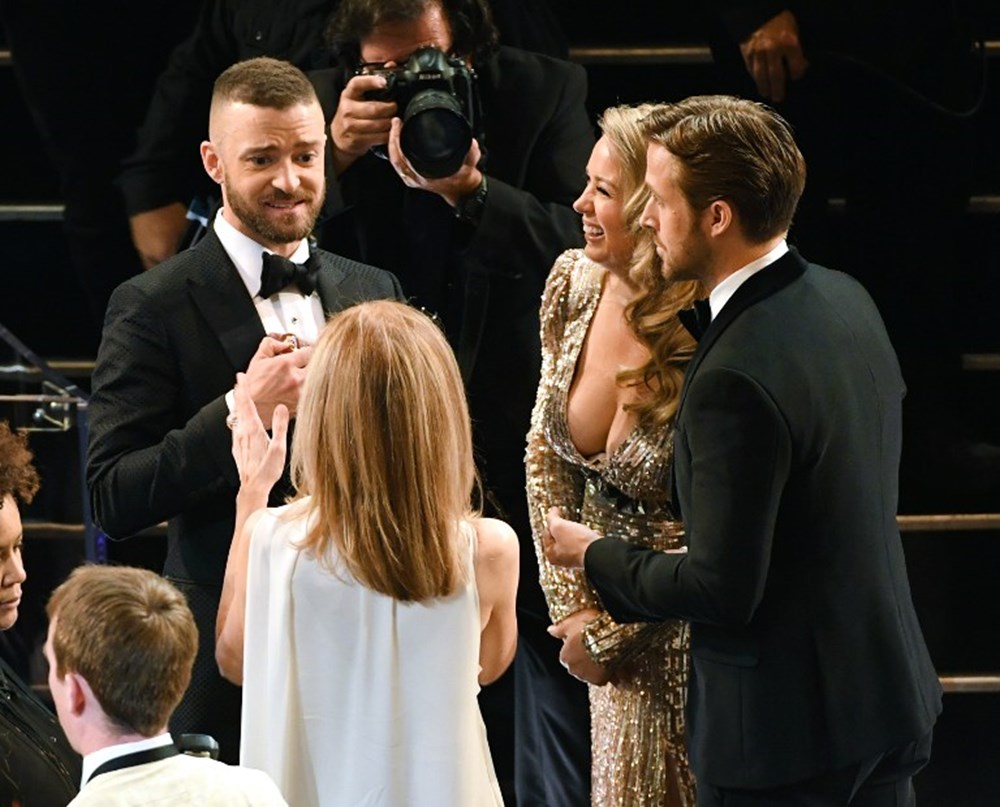 Ryan Gosling'in yanındaki gizemli kadın geceye damga vurdu - 1