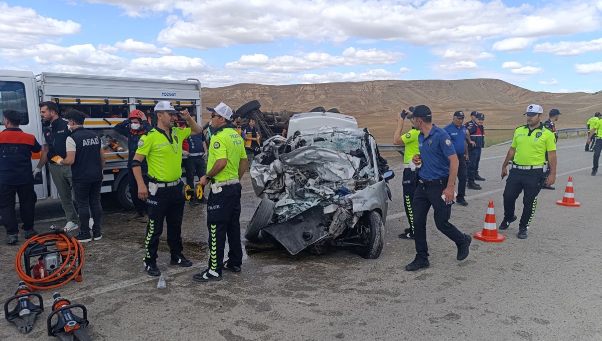 Yozgat'ta otomobil ile kamyon çarpıştı: 3 ölü