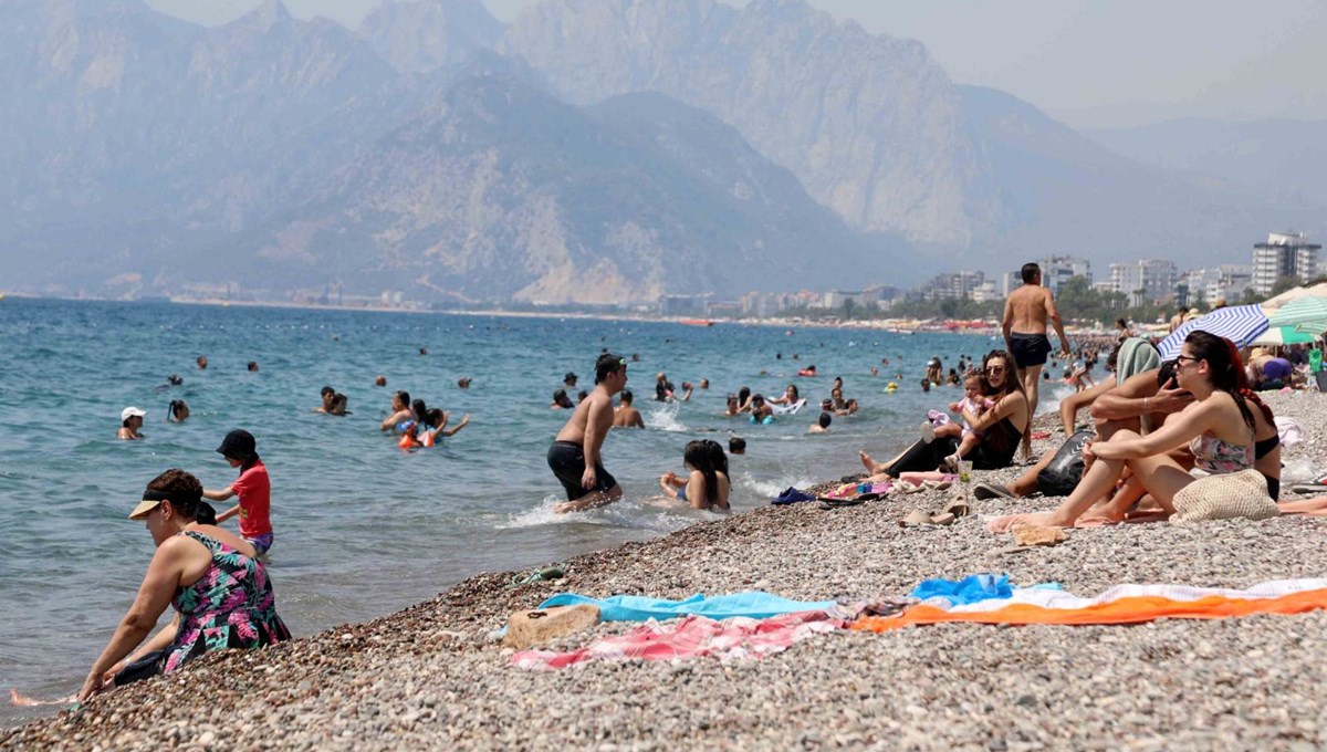 Hissedilen sıcaklık 42 derece, nem yüzde 80'e ulaştı: Sahile akın ettiler