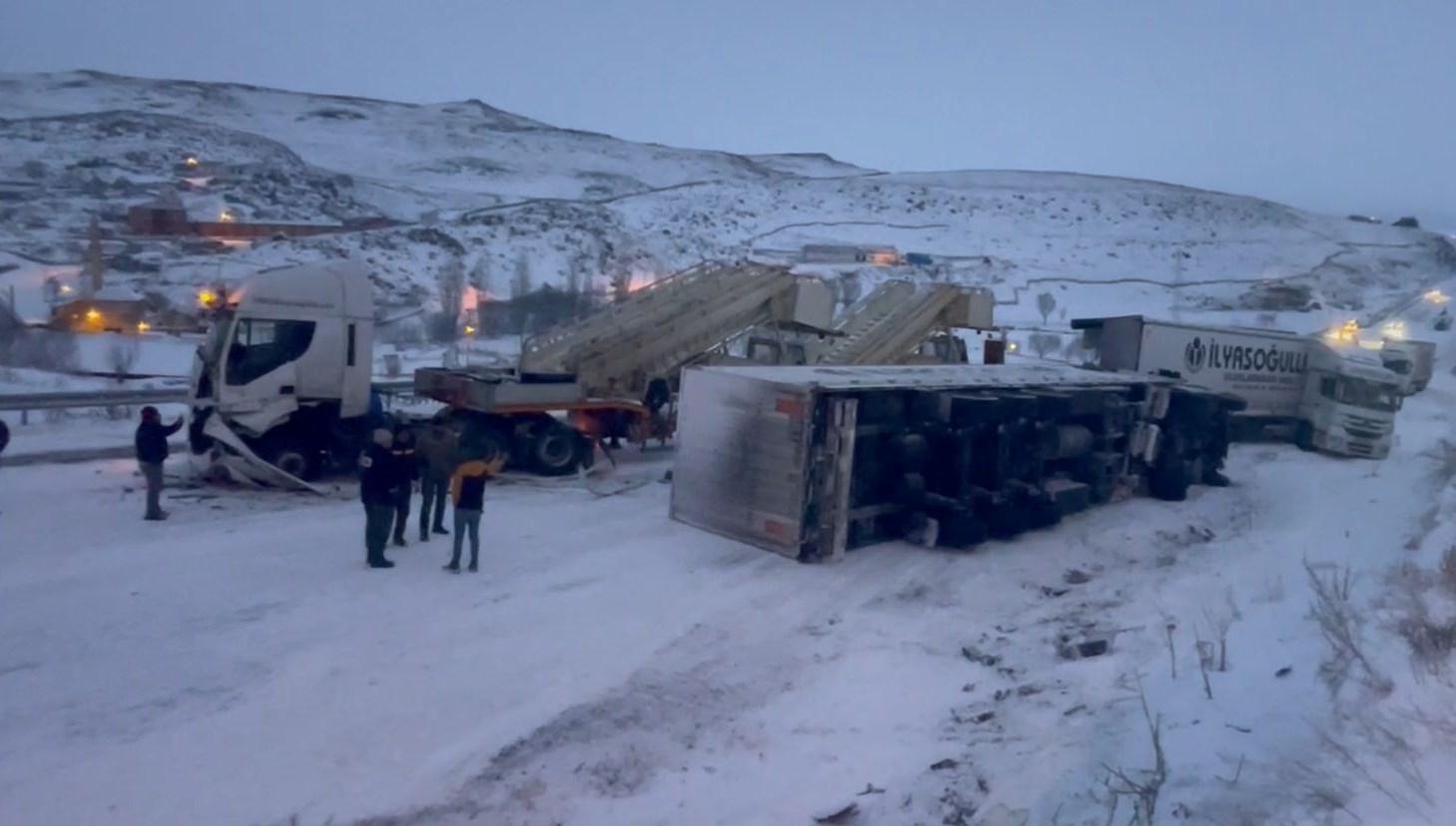 Ardahan-Kars Kara Yolunda Buzlanma Zincirleme Kazaya Neden Oldu - Son ...