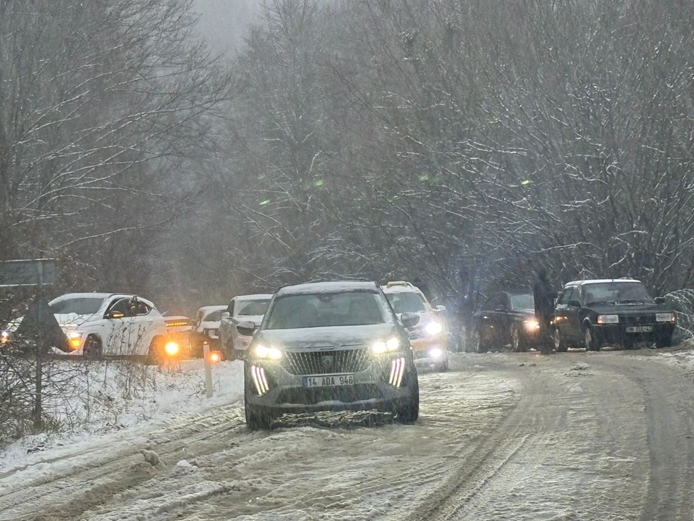 Yoğun kar ve buzlanma etkisi: Bolu'da trafik kazaları yolu tıkadı - 13