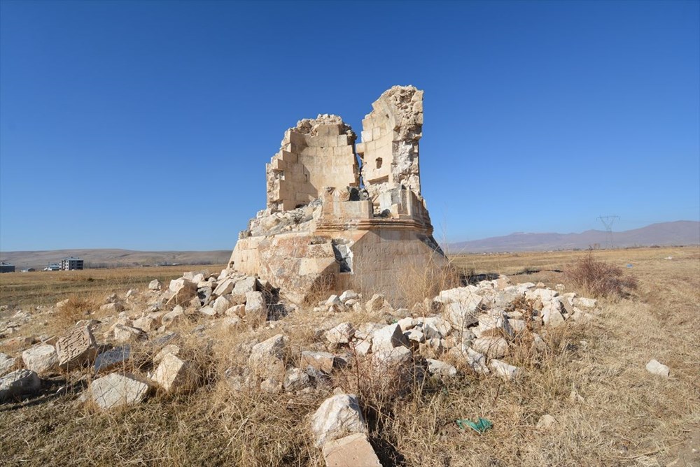 Depremde hasar gören 600 yıllık kümbet restore edilecek - 1