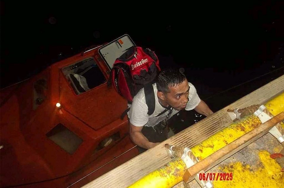 Kızıldeniz'de can pazarı: Yunan gemisini kurtarmaya çalışıyorlar - 1