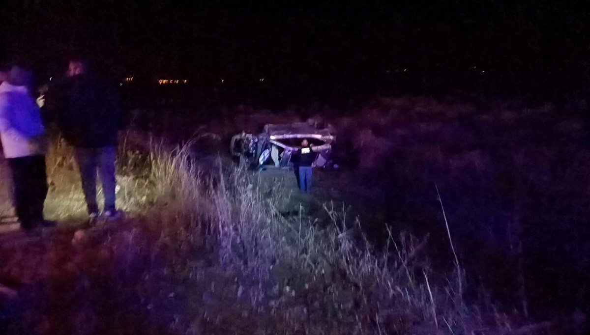 Burdur'da kontrolden çıkan otomobil şarampole devrildi: 2 ölü, 1 ağır yaralı Burdur'da kontrolden çıkan otomobil şarampole devrildi: 2 ölü, 1 ağır yaralı