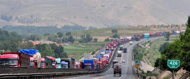 100 km’lik araç trafik sıkışıklığı
