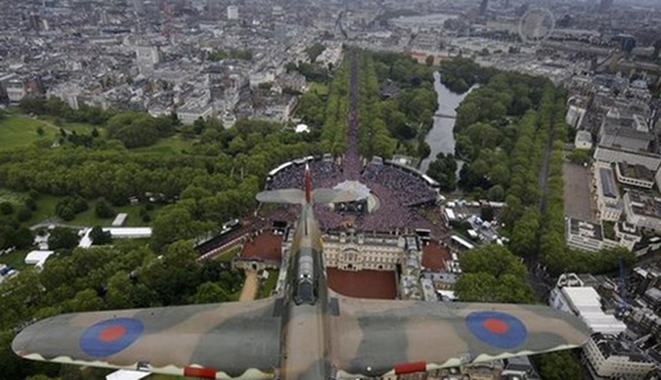 "Spitfire"ın İngiliz ordusunda artık sembolik bir önemi var. Milli günlerde Buckingham Sarayı üzerinde gösteri uçuşları yapıyor.