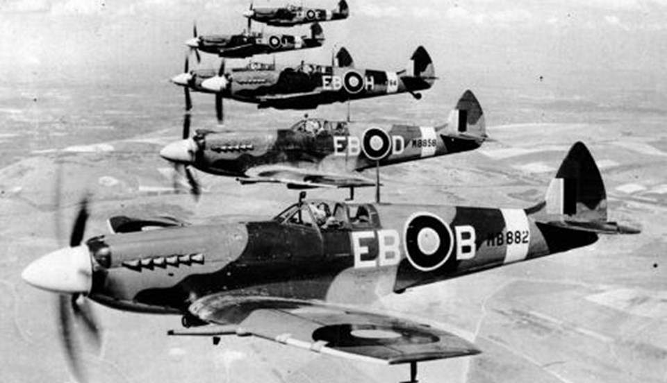 "Spitfire"lar 1944 yılında eğitim uçuşunda. Koleksiyoncuları günümüzde bir Spitfire için 1 milyon Euro'dan fazla parayı gözden çıkarıyor.