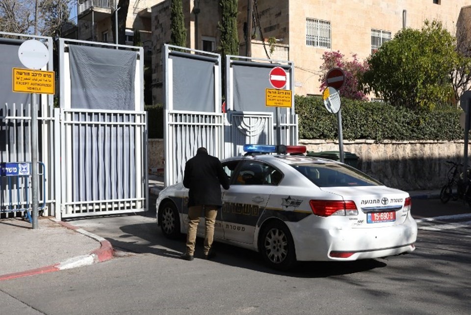 Netanyahu'nun şahsi konutu önündeki polis aracı 