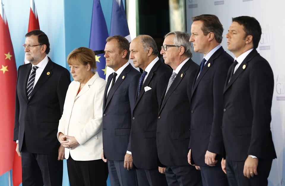 İspanya Başbakanı Mariano Rajoy Brey (solda), Almanya Başbakanı Angela Merkel (sol 2), AB Konseyi Başkanı Donald Tusk (sol 3), Fransa Dışişleri Bakanı Laurent Fabius (ortada), AB Komisyonu Başkanı Jean-Claude Juncker (sağ 3), İngiltere Başbakanı David Cameron (sağ 2), İtalya Başbakanı Matteo Renzi (sağda)