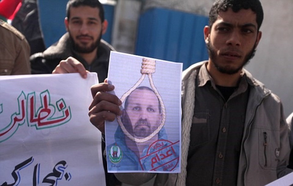 ABD'deki Müslüman cemaati, 3 gencin cinayet zanlısı Craig Stephen Hicks'i protesto etti ve medyanın tutumunu eleştirdi.