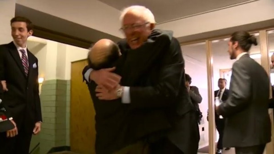 Demokrat Parti başkan aday adayı Bernie Sanders, ünlü komedyen Danny De Vito'ya sarılırken görülüyor.