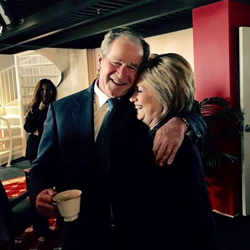 Siyasi rakip Bush ile Clinton'ın bu fotoğrafı ABD'de siyasi bir tartışma başlattı.